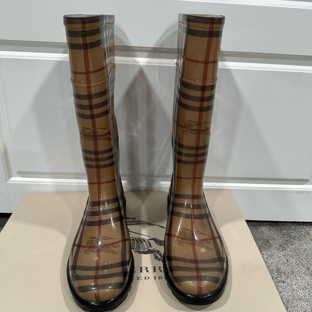 Burberry rain boots. US size 7- UK 5/ EUR 38. With box